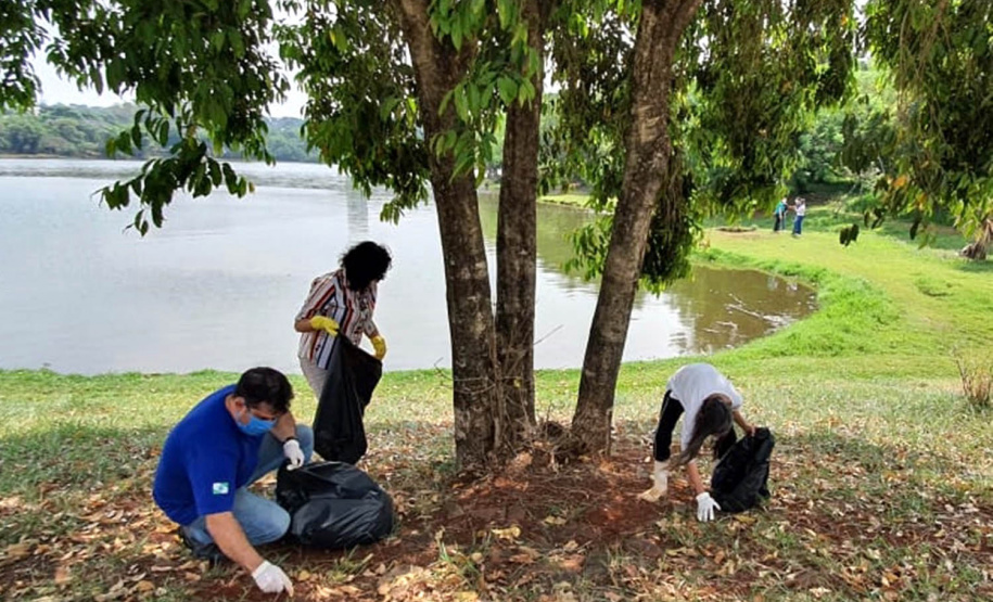 Um mutirão de limpeza tomou conta do Lago Jaboti, principal cartão postal de Apucarana na manhã desta quarta-feira (29). A ação foi promovida pela Companhia de Saneamento do Paraná (Sanepar) e pela Prefeitura de Apucarana, por meio da Secretaria Municipal de Meio Ambiente (Sema), marcando a Semana do Voluntariado do Paraná.  -  Apucarana, 29/09/2021  -  Foto: Sanepar