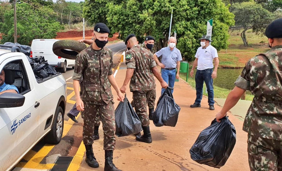 Um mutirão de limpeza tomou conta do Lago Jaboti, principal cartão postal de Apucarana na manhã desta quarta-feira (29). A ação foi promovida pela Companhia de Saneamento do Paraná (Sanepar) e pela Prefeitura de Apucarana, por meio da Secretaria Municipal de Meio Ambiente (Sema), marcando a Semana do Voluntariado do Paraná.  -  Apucarana, 29/09/2021  -  Foto: Sanepar