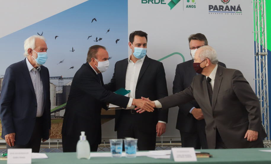 O governador Carlos Massa Ratinho Junior assina, nesta quarta-feira (29), um convênio para a liberação de R$ 176 milhões em recursos para melhorias em oito cooperativas paranaenses, por meio de crédito concedido pelo Banco Regional de Desenvolvimento do Extremo Sul (BRDE). Ele também sanciona a Lei que autoriza nova captação de recursos pelo BRDE junto ao Novo Banco de Desenvolvimento (NDB).   - 29/09/2021 - Foto: Geraldo Bubniak/AEN