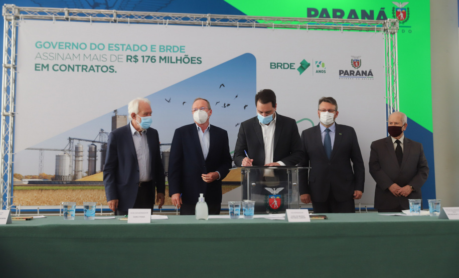 O governador Carlos Massa Ratinho Junior assina, nesta quarta-feira (29), um convênio para a liberação de R$ 176 milhões em recursos para melhorias em oito cooperativas paranaenses, por meio de crédito concedido pelo Banco Regional de Desenvolvimento do Extremo Sul (BRDE). Ele também sanciona a Lei que autoriza nova captação de recursos pelo BRDE junto ao Novo Banco de Desenvolvimento (NDB).   - 29/09/2021 - Foto: Geraldo Bubniak/AEN