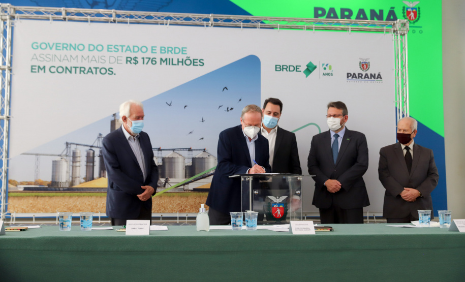 O governador Carlos Massa Ratinho Junior assina, nesta quarta-feira (29), um convênio para a liberação de R$ 176 milhões em recursos para melhorias em oito cooperativas paranaenses, por meio de crédito concedido pelo Banco Regional de Desenvolvimento do Extremo Sul (BRDE). Ele também sanciona a Lei que autoriza nova captação de recursos pelo BRDE junto ao Novo Banco de Desenvolvimento (NDB).   - 29/09/2021 - Foto: Geraldo Bubniak/AEN