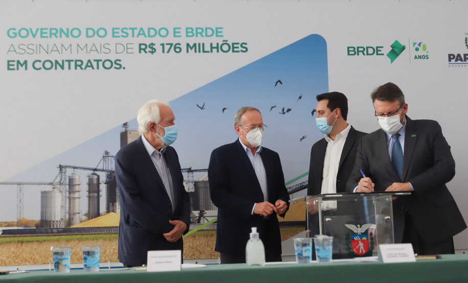 O governador Carlos Massa Ratinho Junior assina, nesta quarta-feira (29), um convênio para a liberação de R$ 176 milhões em recursos para melhorias em oito cooperativas paranaenses, por meio de crédito concedido pelo Banco Regional de Desenvolvimento do Extremo Sul (BRDE). Ele também sanciona a Lei que autoriza nova captação de recursos pelo BRDE junto ao Novo Banco de Desenvolvimento (NDB).   - 29/09/2021 - Foto: Geraldo Bubniak/AEN