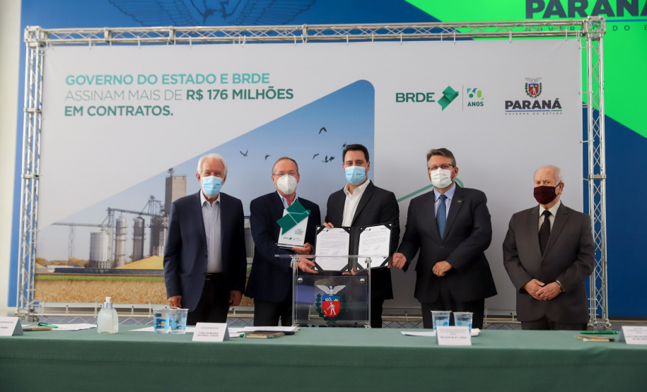 O governador Carlos Massa Ratinho Junior assina, nesta quarta-feira (29), um convênio para a liberação de R$ 176 milhões em recursos para melhorias em oito cooperativas paranaenses, por meio de crédito concedido pelo Banco Regional de Desenvolvimento do Extremo Sul (BRDE). Ele também sanciona a Lei que autoriza nova captação de recursos pelo BRDE junto ao Novo Banco de Desenvolvimento (NDB).   - 29/09/2021 - Foto: Geraldo Bubniak/AEN