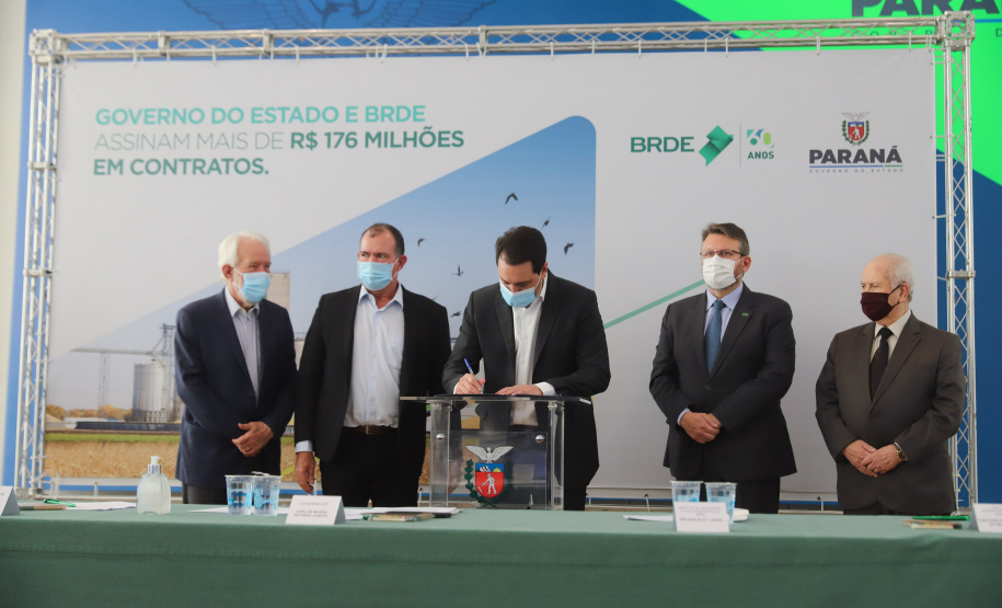 O governador Carlos Massa Ratinho Junior assina, nesta quarta-feira (29), um convênio para a liberação de R$ 176 milhões em recursos para melhorias em oito cooperativas paranaenses, por meio de crédito concedido pelo Banco Regional de Desenvolvimento do Extremo Sul (BRDE). Ele também sanciona a Lei que autoriza nova captação de recursos pelo BRDE junto ao Novo Banco de Desenvolvimento (NDB).   - 29/09/2021 - Foto: Geraldo Bubniak/AEN
