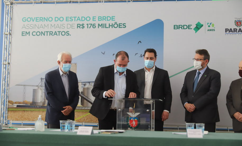 O governador Carlos Massa Ratinho Junior assina, nesta quarta-feira (29), um convênio para a liberação de R$ 176 milhões em recursos para melhorias em oito cooperativas paranaenses, por meio de crédito concedido pelo Banco Regional de Desenvolvimento do Extremo Sul (BRDE). Ele também sanciona a Lei que autoriza nova captação de recursos pelo BRDE junto ao Novo Banco de Desenvolvimento (NDB).   - 29/09/2021 - Foto: Geraldo Bubniak/AEN
