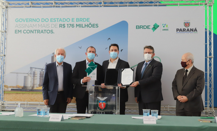 O governador Carlos Massa Ratinho Junior assina, nesta quarta-feira (29), um convênio para a liberação de R$ 176 milhões em recursos para melhorias em oito cooperativas paranaenses, por meio de crédito concedido pelo Banco Regional de Desenvolvimento do Extremo Sul (BRDE). Ele também sanciona a Lei que autoriza nova captação de recursos pelo BRDE junto ao Novo Banco de Desenvolvimento (NDB).   - 29/09/2021 - Foto: Geraldo Bubniak/AEN