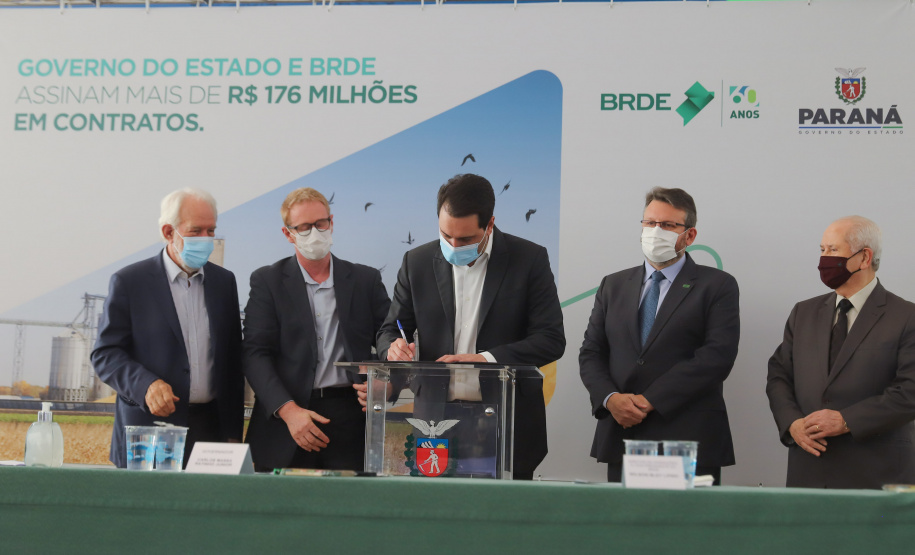 O governador Carlos Massa Ratinho Junior assina, nesta quarta-feira (29), um convênio para a liberação de R$ 176 milhões em recursos para melhorias em oito cooperativas paranaenses, por meio de crédito concedido pelo Banco Regional de Desenvolvimento do Extremo Sul (BRDE). Ele também sanciona a Lei que autoriza nova captação de recursos pelo BRDE junto ao Novo Banco de Desenvolvimento (NDB).   - 29/09/2021 - Foto: Geraldo Bubniak/AEN