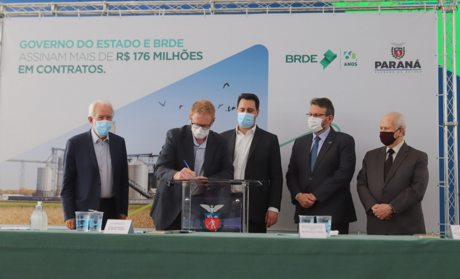 O governador Carlos Massa Ratinho Junior assina, nesta quarta-feira (29), um convênio para a liberação de R$ 176 milhões em recursos para melhorias em oito cooperativas paranaenses, por meio de crédito concedido pelo Banco Regional de Desenvolvimento do Extremo Sul (BRDE). Ele também sanciona a Lei que autoriza nova captação de recursos pelo BRDE junto ao Novo Banco de Desenvolvimento (NDB).   - 29/09/2021 - Foto: Geraldo Bubniak/AEN