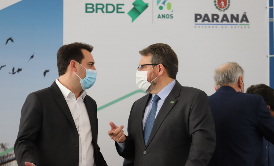 O governador Carlos Massa Ratinho Junior assina, nesta quarta-feira (29), um convênio para a liberação de R$ 176 milhões em recursos para melhorias em oito cooperativas paranaenses, por meio de crédito concedido pelo Banco Regional de Desenvolvimento do Extremo Sul (BRDE). Ele também sanciona a Lei que autoriza nova captação de recursos pelo BRDE junto ao Novo Banco de Desenvolvimento (NDB).   - 29/09/2021 - Foto: Geraldo Bubniak/AEN