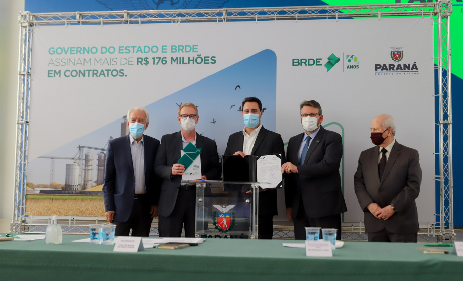 O governador Carlos Massa Ratinho Junior assina, nesta quarta-feira (29), um convênio para a liberação de R$ 176 milhões em recursos para melhorias em oito cooperativas paranaenses, por meio de crédito concedido pelo Banco Regional de Desenvolvimento do Extremo Sul (BRDE). Ele também sanciona a Lei que autoriza nova captação de recursos pelo BRDE junto ao Novo Banco de Desenvolvimento (NDB).   - 29/09/2021 - Foto: Geraldo Bubniak/AEN