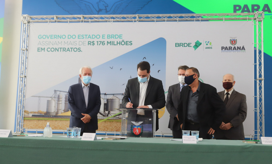 O governador Carlos Massa Ratinho Junior assina, nesta quarta-feira (29), um convênio para a liberação de R$ 176 milhões em recursos para melhorias em oito cooperativas paranaenses, por meio de crédito concedido pelo Banco Regional de Desenvolvimento do Extremo Sul (BRDE). Ele também sanciona a Lei que autoriza nova captação de recursos pelo BRDE junto ao Novo Banco de Desenvolvimento (NDB).   - 29/09/2021 - Foto: Geraldo Bubniak/AEN
