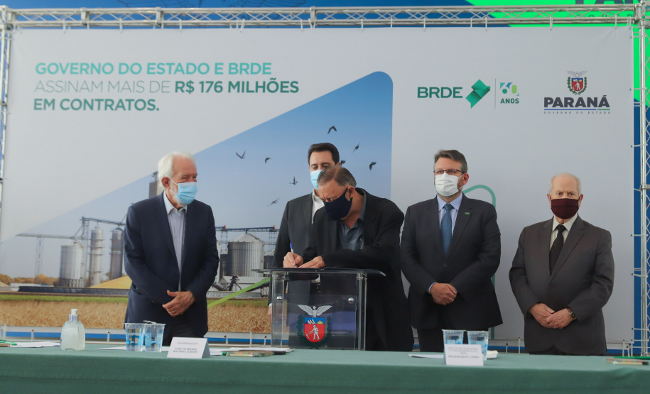 O governador Carlos Massa Ratinho Junior assina, nesta quarta-feira (29), um convênio para a liberação de R$ 176 milhões em recursos para melhorias em oito cooperativas paranaenses, por meio de crédito concedido pelo Banco Regional de Desenvolvimento do Extremo Sul (BRDE). Ele também sanciona a Lei que autoriza nova captação de recursos pelo BRDE junto ao Novo Banco de Desenvolvimento (NDB).   - 29/09/2021 - Foto: Geraldo Bubniak/AEN