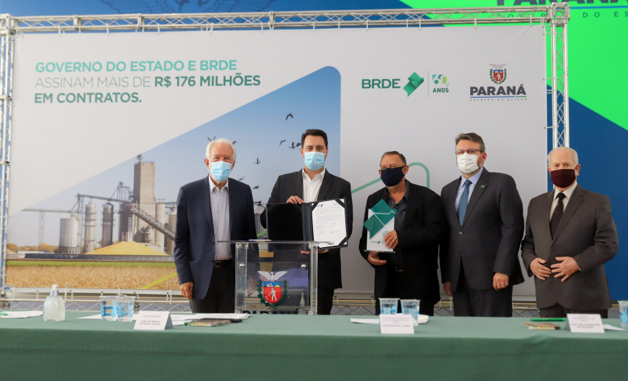 O governador Carlos Massa Ratinho Junior assina, nesta quarta-feira (29), um convênio para a liberação de R$ 176 milhões em recursos para melhorias em oito cooperativas paranaenses, por meio de crédito concedido pelo Banco Regional de Desenvolvimento do Extremo Sul (BRDE). Ele também sanciona a Lei que autoriza nova captação de recursos pelo BRDE junto ao Novo Banco de Desenvolvimento (NDB).   - 29/09/2021 - Foto: Geraldo Bubniak/AEN