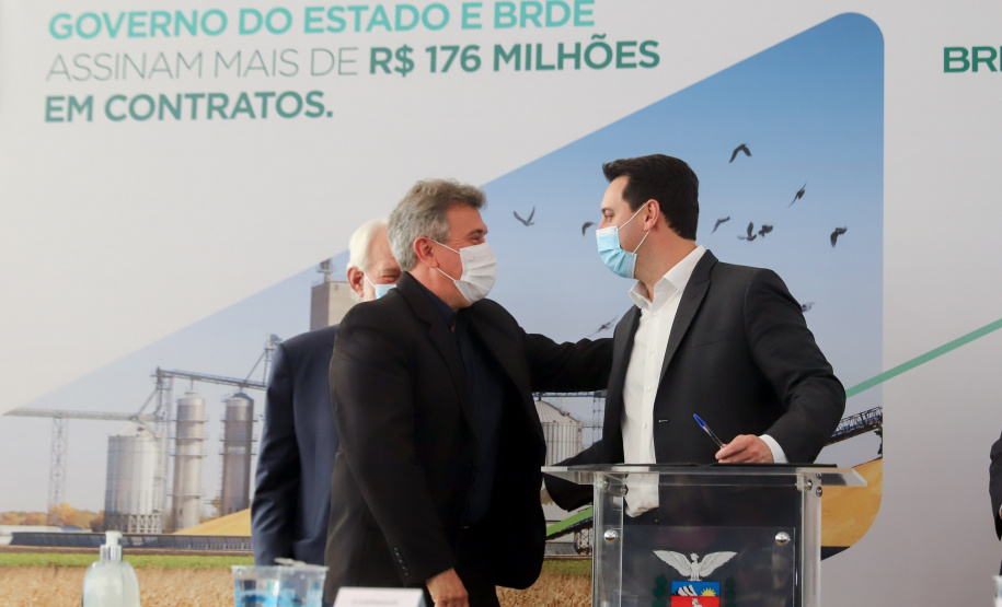 O governador Carlos Massa Ratinho Junior assina, nesta quarta-feira (29), um convênio para a liberação de R$ 176 milhões em recursos para melhorias em oito cooperativas paranaenses, por meio de crédito concedido pelo Banco Regional de Desenvolvimento do Extremo Sul (BRDE). Ele também sanciona a Lei que autoriza nova captação de recursos pelo BRDE junto ao Novo Banco de Desenvolvimento (NDB).   - 29/09/2021 - Foto: Geraldo Bubniak/AEN