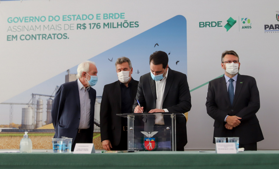 O governador Carlos Massa Ratinho Junior assina, nesta quarta-feira (29), um convênio para a liberação de R$ 176 milhões em recursos para melhorias em oito cooperativas paranaenses, por meio de crédito concedido pelo Banco Regional de Desenvolvimento do Extremo Sul (BRDE). Ele também sanciona a Lei que autoriza nova captação de recursos pelo BRDE junto ao Novo Banco de Desenvolvimento (NDB).   - 29/09/2021 - Foto: Geraldo Bubniak/AEN