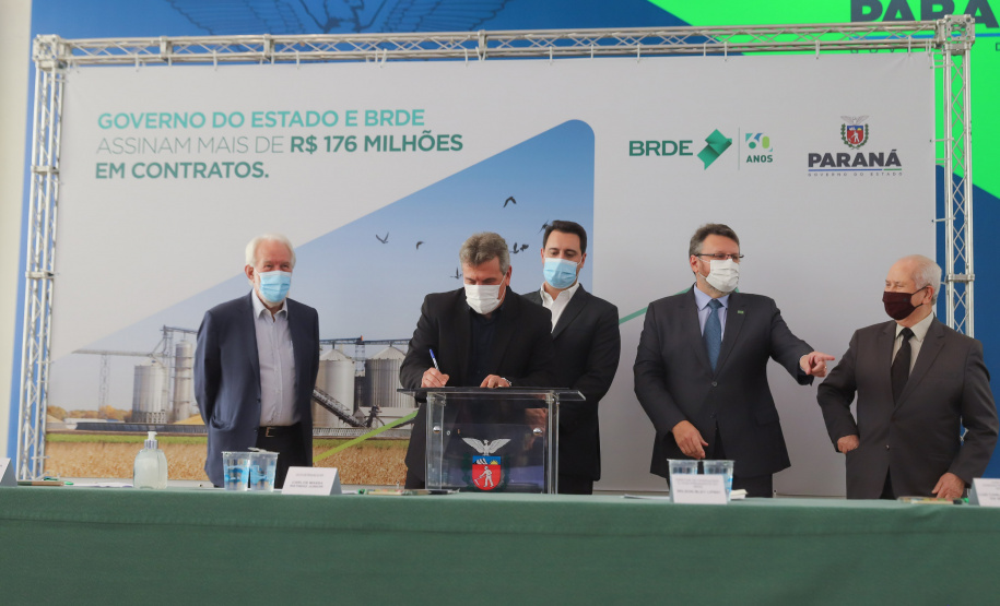 O governador Carlos Massa Ratinho Junior assina, nesta quarta-feira (29), um convênio para a liberação de R$ 176 milhões em recursos para melhorias em oito cooperativas paranaenses, por meio de crédito concedido pelo Banco Regional de Desenvolvimento do Extremo Sul (BRDE). Ele também sanciona a Lei que autoriza nova captação de recursos pelo BRDE junto ao Novo Banco de Desenvolvimento (NDB).   - 29/09/2021 - Foto: Geraldo Bubniak/AEN