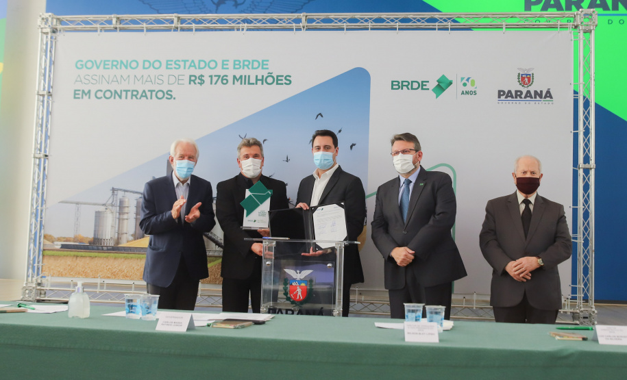 O governador Carlos Massa Ratinho Junior assina, nesta quarta-feira (29), um convênio para a liberação de R$ 176 milhões em recursos para melhorias em oito cooperativas paranaenses, por meio de crédito concedido pelo Banco Regional de Desenvolvimento do Extremo Sul (BRDE). Ele também sanciona a Lei que autoriza nova captação de recursos pelo BRDE junto ao Novo Banco de Desenvolvimento (NDB).   - 29/09/2021 - Foto: Geraldo Bubniak/AEN