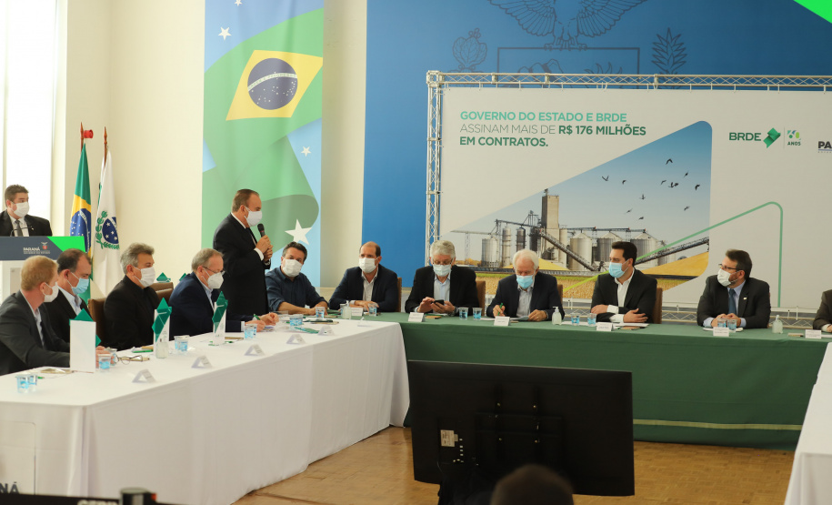 O governador Carlos Massa Ratinho Junior assina, nesta quarta-feira (29), um convênio para a liberação de R$ 176 milhões em recursos para melhorias em oito cooperativas paranaenses, por meio de crédito concedido pelo Banco Regional de Desenvolvimento do Extremo Sul (BRDE). Ele também sanciona a Lei que autoriza nova captação de recursos pelo BRDE junto ao Novo Banco de Desenvolvimento (NDB).   - 29/09/2021 - Foto: Geraldo Bubniak/AEN