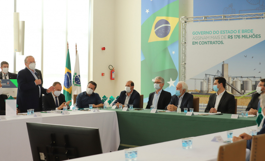 O governador Carlos Massa Ratinho Junior assina, nesta quarta-feira (29), um convênio para a liberação de R$ 176 milhões em recursos para melhorias em oito cooperativas paranaenses, por meio de crédito concedido pelo Banco Regional de Desenvolvimento do Extremo Sul (BRDE). Ele também sanciona a Lei que autoriza nova captação de recursos pelo BRDE junto ao Novo Banco de Desenvolvimento (NDB).   - 29/09/2021 - Foto: Geraldo Bubniak/AEN