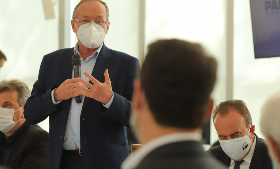 O governador Carlos Massa Ratinho Junior assina, nesta quarta-feira (29), um convênio para a liberação de R$ 176 milhões em recursos para melhorias em oito cooperativas paranaenses, por meio de crédito concedido pelo Banco Regional de Desenvolvimento do Extremo Sul (BRDE). Ele também sanciona a Lei que autoriza nova captação de recursos pelo BRDE junto ao Novo Banco de Desenvolvimento (NDB).   - 29/09/2021 - Foto: Geraldo Bubniak/AEN