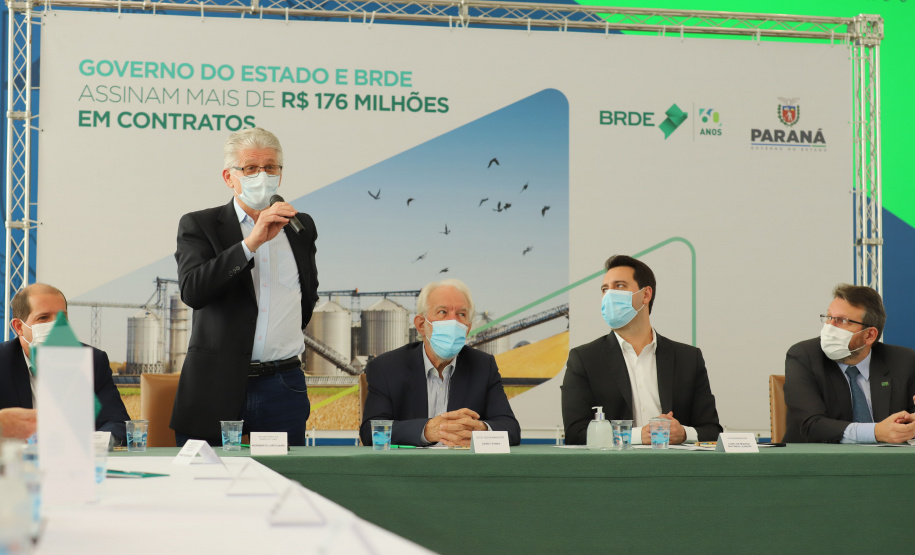 O governador Carlos Massa Ratinho Junior assina, nesta quarta-feira (29), um convênio para a liberação de R$ 176 milhões em recursos para melhorias em oito cooperativas paranaenses, por meio de crédito concedido pelo Banco Regional de Desenvolvimento do Extremo Sul (BRDE). Ele também sanciona a Lei que autoriza nova captação de recursos pelo BRDE junto ao Novo Banco de Desenvolvimento (NDB).   - 29/09/2021 - Foto: Geraldo Bubniak/AEN