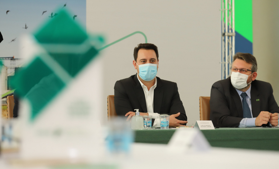 O governador Carlos Massa Ratinho Junior assina, nesta quarta-feira (29), um convênio para a liberação de R$ 176 milhões em recursos para melhorias em oito cooperativas paranaenses, por meio de crédito concedido pelo Banco Regional de Desenvolvimento do Extremo Sul (BRDE). Ele também sanciona a Lei que autoriza nova captação de recursos pelo BRDE junto ao Novo Banco de Desenvolvimento (NDB).   - 29/09/2021 - Foto: Geraldo Bubniak/AEN