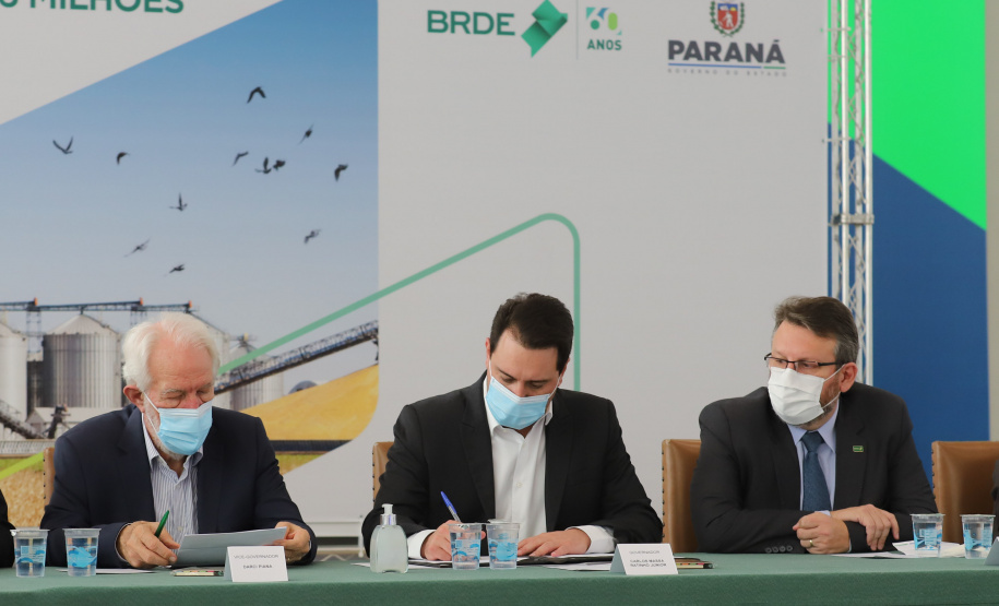 O governador Carlos Massa Ratinho Junior assina, nesta quarta-feira (29), um convênio para a liberação de R$ 176 milhões em recursos para melhorias em oito cooperativas paranaenses, por meio de crédito concedido pelo Banco Regional de Desenvolvimento do Extremo Sul (BRDE). Ele também sanciona a Lei que autoriza nova captação de recursos pelo BRDE junto ao Novo Banco de Desenvolvimento (NDB).   - 29/09/2021 - Foto: Geraldo Bubniak/AEN