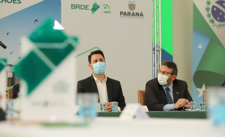 O governador Carlos Massa Ratinho Junior assina, nesta quarta-feira (29), um convênio para a liberação de R$ 176 milhões em recursos para melhorias em oito cooperativas paranaenses, por meio de crédito concedido pelo Banco Regional de Desenvolvimento do Extremo Sul (BRDE). Ele também sanciona a Lei que autoriza nova captação de recursos pelo BRDE junto ao Novo Banco de Desenvolvimento (NDB).   - 29/09/2021 - Foto: Geraldo Bubniak/AEN