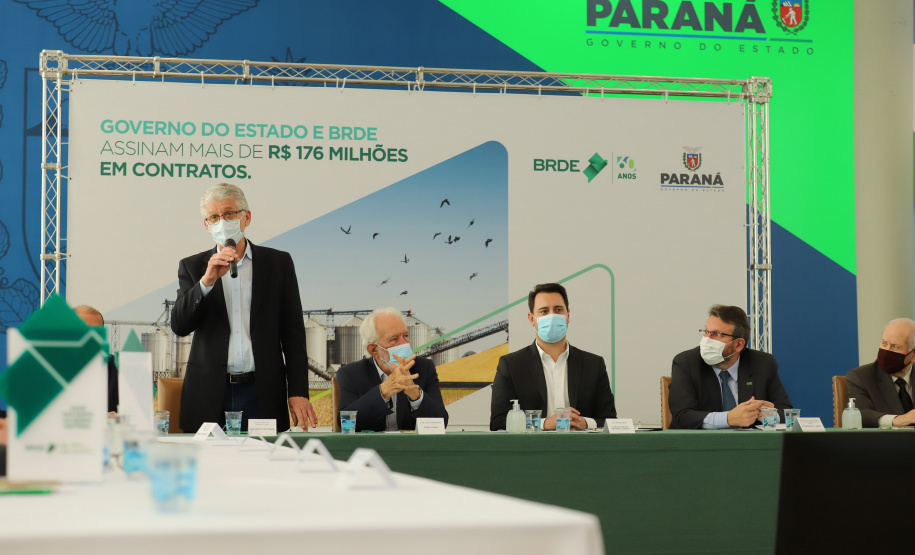 O governador Carlos Massa Ratinho Junior assina, nesta quarta-feira (29), um convênio para a liberação de R$ 176 milhões em recursos para melhorias em oito cooperativas paranaenses, por meio de crédito concedido pelo Banco Regional de Desenvolvimento do Extremo Sul (BRDE). Ele também sanciona a Lei que autoriza nova captação de recursos pelo BRDE junto ao Novo Banco de Desenvolvimento (NDB).   - 29/09/2021 - Foto: Geraldo Bubniak/AEN