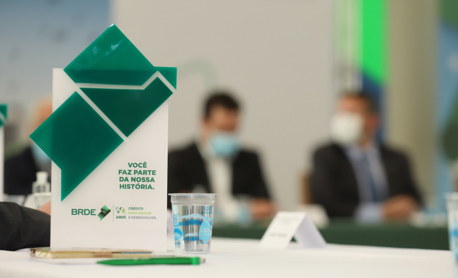 O governador Carlos Massa Ratinho Junior assina, nesta quarta-feira (29), um convênio para a liberação de R$ 176 milhões em recursos para melhorias em oito cooperativas paranaenses, por meio de crédito concedido pelo Banco Regional de Desenvolvimento do Extremo Sul (BRDE). Ele também sanciona a Lei que autoriza nova captação de recursos pelo BRDE junto ao Novo Banco de Desenvolvimento (NDB).   - 29/09/2021 - Foto: Geraldo Bubniak/AEN