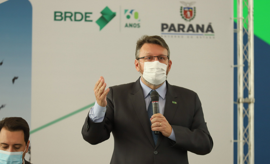 O governador Carlos Massa Ratinho Junior assina, nesta quarta-feira (29), um convênio para a liberação de R$ 176 milhões em recursos para melhorias em oito cooperativas paranaenses, por meio de crédito concedido pelo Banco Regional de Desenvolvimento do Extremo Sul (BRDE). Ele também sanciona a Lei que autoriza nova captação de recursos pelo BRDE junto ao Novo Banco de Desenvolvimento (NDB).   - 29/09/2021 - Foto: Geraldo Bubniak/AEN