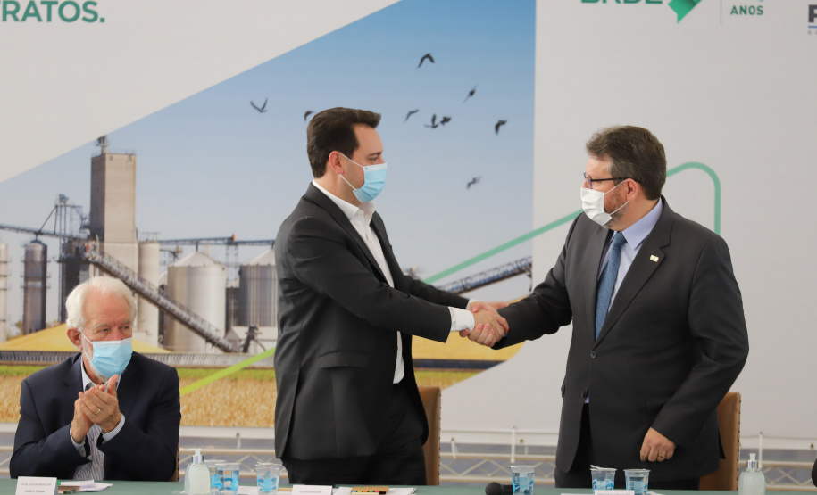 O governador Carlos Massa Ratinho Junior assina, nesta quarta-feira (29), um convênio para a liberação de R$ 176 milhões em recursos para melhorias em oito cooperativas paranaenses, por meio de crédito concedido pelo Banco Regional de Desenvolvimento do Extremo Sul (BRDE). Ele também sanciona a Lei que autoriza nova captação de recursos pelo BRDE junto ao Novo Banco de Desenvolvimento (NDB).   - 29/09/2021 - Foto: Geraldo Bubniak/AEN