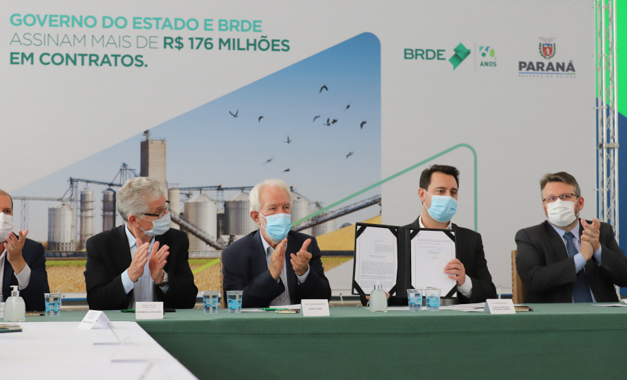 O governador Carlos Massa Ratinho Junior assina, nesta quarta-feira (29), um convênio para a liberação de R$ 176 milhões em recursos para melhorias em oito cooperativas paranaenses, por meio de crédito concedido pelo Banco Regional de Desenvolvimento do Extremo Sul (BRDE). Ele também sanciona a Lei que autoriza nova captação de recursos pelo BRDE junto ao Novo Banco de Desenvolvimento (NDB).   - 29/09/2021 - Foto: Geraldo Bubniak/AEN
