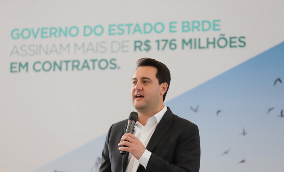 O governador Carlos Massa Ratinho Junior assina, nesta quarta-feira (29), um convênio para a liberação de R$ 176 milhões em recursos para melhorias em oito cooperativas paranaenses, por meio de crédito concedido pelo Banco Regional de Desenvolvimento do Extremo Sul (BRDE). Ele também sanciona a Lei que autoriza nova captação de recursos pelo BRDE junto ao Novo Banco de Desenvolvimento (NDB).   - 29/09/2021 - Foto: Geraldo Bubniak/AEN