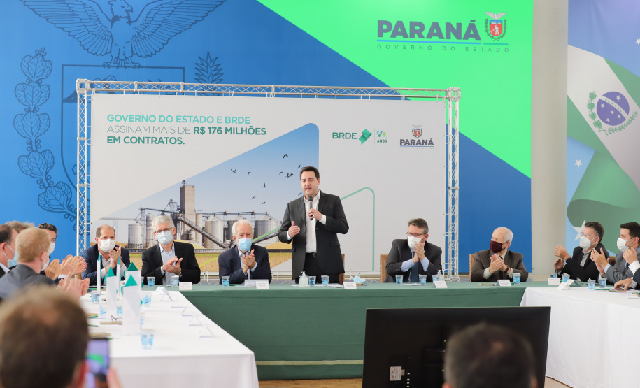 O governador Carlos Massa Ratinho Junior assina, nesta quarta-feira (29), um convênio para a liberação de R$ 176 milhões em recursos para melhorias em oito cooperativas paranaenses, por meio de crédito concedido pelo Banco Regional de Desenvolvimento do Extremo Sul (BRDE). Ele também sanciona a Lei que autoriza nova captação de recursos pelo BRDE junto ao Novo Banco de Desenvolvimento (NDB).   - 29/09/2021 - Foto: Geraldo Bubniak/AEN
