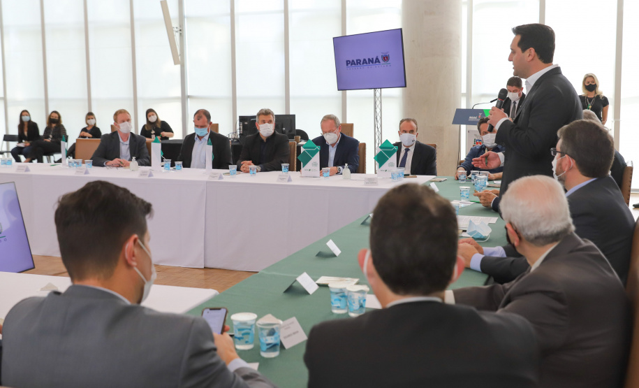 O governador Carlos Massa Ratinho Junior assina, nesta quarta-feira (29), um convênio para a liberação de R$ 176 milhões em recursos para melhorias em oito cooperativas paranaenses, por meio de crédito concedido pelo Banco Regional de Desenvolvimento do Extremo Sul (BRDE). Ele também sanciona a Lei que autoriza nova captação de recursos pelo BRDE junto ao Novo Banco de Desenvolvimento (NDB).   - 29/09/2021 - Foto: Geraldo Bubniak/AEN