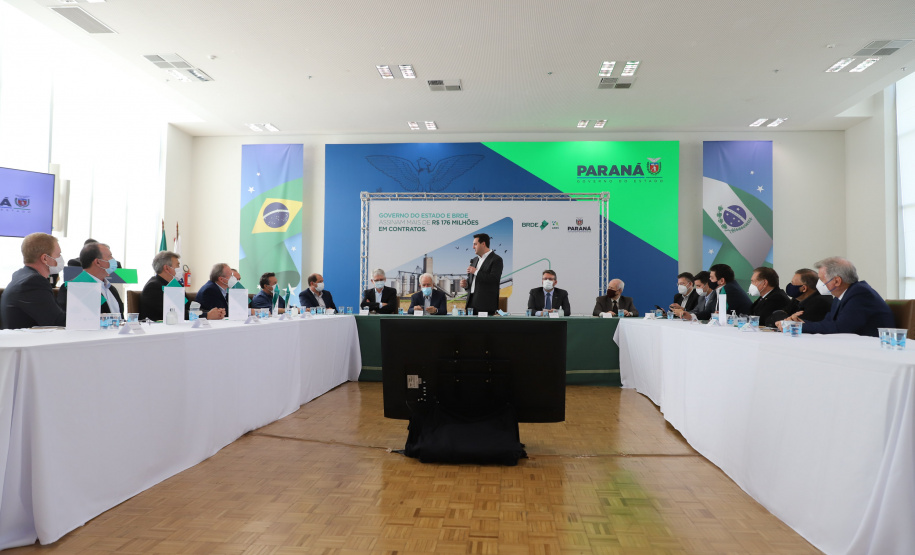 O governador Carlos Massa Ratinho Junior assina, nesta quarta-feira (29), um convênio para a liberação de R$ 176 milhões em recursos para melhorias em oito cooperativas paranaenses, por meio de crédito concedido pelo Banco Regional de Desenvolvimento do Extremo Sul (BRDE). Ele também sanciona a Lei que autoriza nova captação de recursos pelo BRDE junto ao Novo Banco de Desenvolvimento (NDB).   - 29/09/2021 - Foto: Geraldo Bubniak/AEN