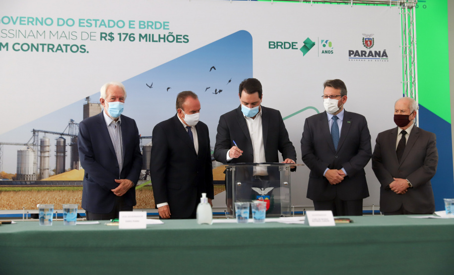 O governador Carlos Massa Ratinho Junior assina, nesta quarta-feira (29), um convênio para a liberação de R$ 176 milhões em recursos para melhorias em oito cooperativas paranaenses, por meio de crédito concedido pelo Banco Regional de Desenvolvimento do Extremo Sul (BRDE). Ele também sanciona a Lei que autoriza nova captação de recursos pelo BRDE junto ao Novo Banco de Desenvolvimento (NDB).   - 29/09/2021 - Foto: Geraldo Bubniak/AEN