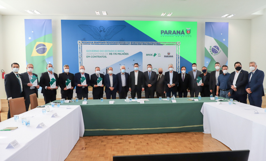 O governador Carlos Massa Ratinho Junior assina, nesta quarta-feira (29), um convênio para a liberação de R$ 176 milhões em recursos para melhorias em oito cooperativas paranaenses, por meio de crédito concedido pelo Banco Regional de Desenvolvimento do Extremo Sul (BRDE). Ele também sanciona a Lei que autoriza nova captação de recursos pelo BRDE junto ao Novo Banco de Desenvolvimento (NDB).   - 29/09/2021 - Foto: Geraldo Bubniak/AEN