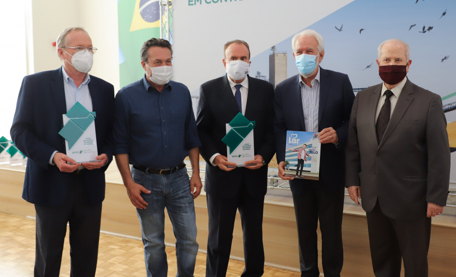 O governador Carlos Massa Ratinho Junior assina, nesta quarta-feira (29), um convênio para a liberação de R$ 176 milhões em recursos para melhorias em oito cooperativas paranaenses, por meio de crédito concedido pelo Banco Regional de Desenvolvimento do Extremo Sul (BRDE). Ele também sanciona a Lei que autoriza nova captação de recursos pelo BRDE junto ao Novo Banco de Desenvolvimento (NDB).   - 29/09/2021 - Foto: Geraldo Bubniak/AEN