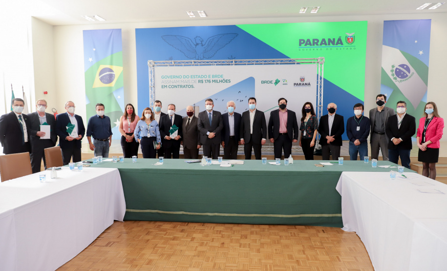 O governador Carlos Massa Ratinho Junior assina, nesta quarta-feira (29), um convênio para a liberação de R$ 176 milhões em recursos para melhorias em oito cooperativas paranaenses, por meio de crédito concedido pelo Banco Regional de Desenvolvimento do Extremo Sul (BRDE). Ele também sanciona a Lei que autoriza nova captação de recursos pelo BRDE junto ao Novo Banco de Desenvolvimento (NDB).   - 29/09/2021 - Foto: Geraldo Bubniak/AEN