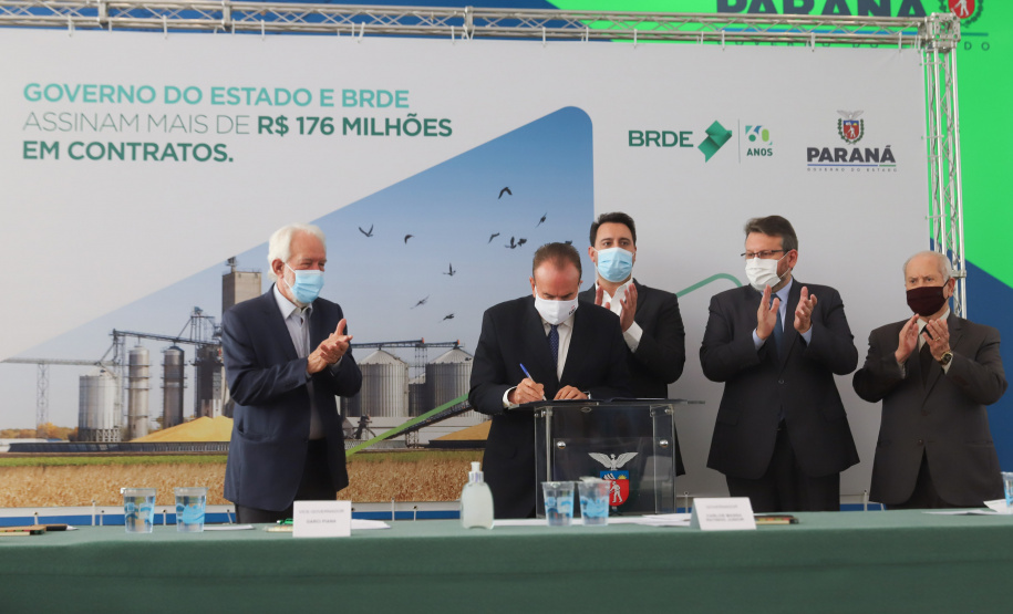 O governador Carlos Massa Ratinho Junior assina, nesta quarta-feira (29), um convênio para a liberação de R$ 176 milhões em recursos para melhorias em oito cooperativas paranaenses, por meio de crédito concedido pelo Banco Regional de Desenvolvimento do Extremo Sul (BRDE). Ele também sanciona a Lei que autoriza nova captação de recursos pelo BRDE junto ao Novo Banco de Desenvolvimento (NDB).   - 29/09/2021 - Foto: Geraldo Bubniak/AEN