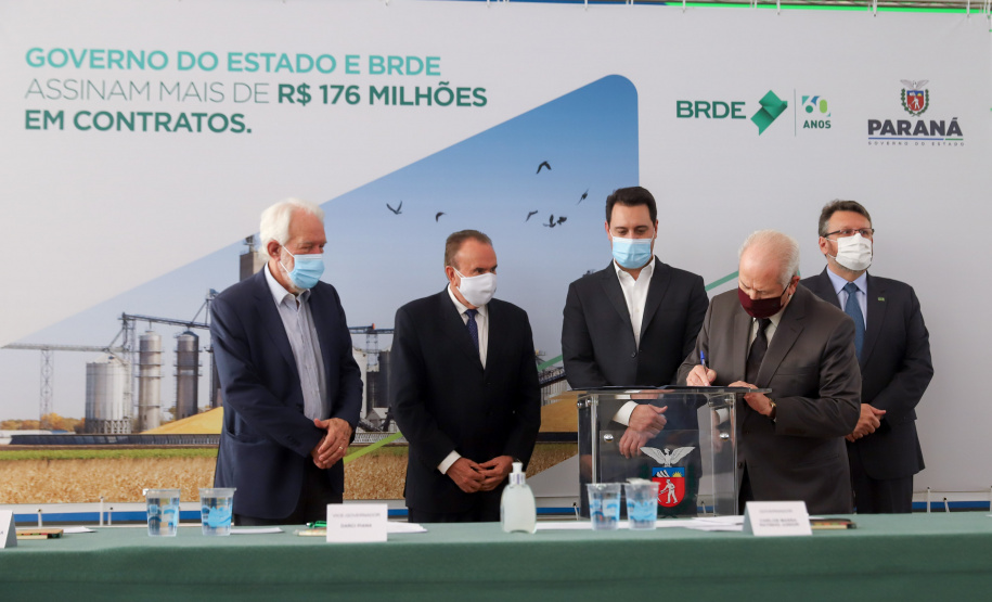 O governador Carlos Massa Ratinho Junior assina, nesta quarta-feira (29), um convênio para a liberação de R$ 176 milhões em recursos para melhorias em oito cooperativas paranaenses, por meio de crédito concedido pelo Banco Regional de Desenvolvimento do Extremo Sul (BRDE). Ele também sanciona a Lei que autoriza nova captação de recursos pelo BRDE junto ao Novo Banco de Desenvolvimento (NDB).   - 29/09/2021 - Foto: Geraldo Bubniak/AEN