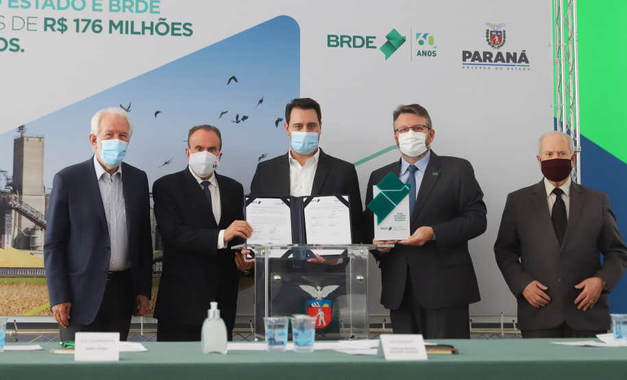 O governador Carlos Massa Ratinho Junior assina, nesta quarta-feira (29), um convênio para a liberação de R$ 176 milhões em recursos para melhorias em oito cooperativas paranaenses, por meio de crédito concedido pelo Banco Regional de Desenvolvimento do Extremo Sul (BRDE). Ele também sanciona a Lei que autoriza nova captação de recursos pelo BRDE junto ao Novo Banco de Desenvolvimento (NDB).   - 29/09/2021 - Foto: Geraldo Bubniak/AEN