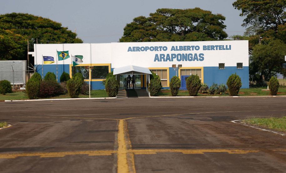 Quem precisa se deslocar entre Arapongas e Curitiba passou a contar com uma opção mais rápida e segura. O governador Carlos Massa Ratinho Junior confirmou nesta quarta-feira (30), no aeroporto municipal, a incorporação da cidade da Região Norte ao Voe Paraná, o maior programa de aviação regional do País. Foto: Jonathan Campos/AEN