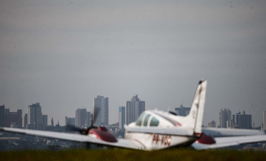 Quem precisa se deslocar entre Arapongas e Curitiba passou a contar com uma opção mais rápida e segura. O governador Carlos Massa Ratinho Junior confirmou nesta quarta-feira (30), no aeroporto municipal, a incorporação da cidade da Região Norte ao Voe Paraná, o maior programa de aviação regional do País. Foto: Jonathan Campos/AEN