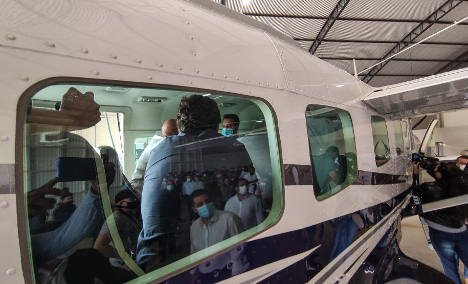 Quem precisa se deslocar entre Arapongas e Curitiba passou a contar com uma opção mais rápida e segura. O governador Carlos Massa Ratinho Junior confirmou nesta quarta-feira (30), no aeroporto municipal, a incorporação da cidade da Região Norte ao Voe Paraná, o maior programa de aviação regional do País. Foto: Jonathan Campos/AEN