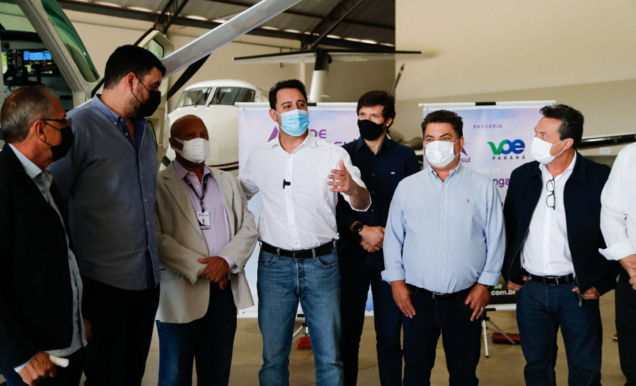 Quem precisa se deslocar entre Arapongas e Curitiba passou a contar com uma opção mais rápida e segura. O governador Carlos Massa Ratinho Junior confirmou nesta quarta-feira (30), no aeroporto municipal, a incorporação da cidade da Região Norte ao Voe Paraná, o maior programa de aviação regional do País. Foto: Jonathan Campos/AEN