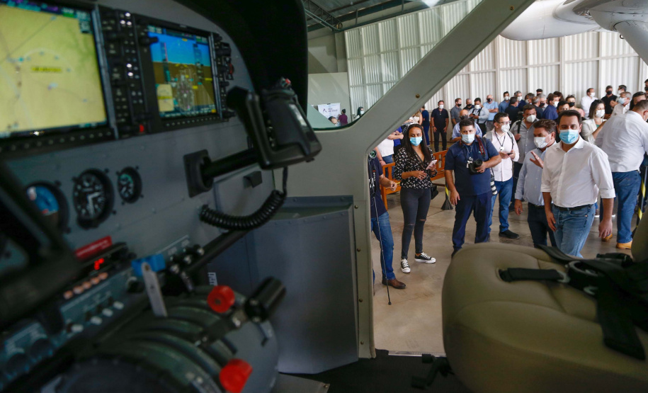 Quem precisa se deslocar entre Arapongas e Curitiba passou a contar com uma opção mais rápida e segura. O governador Carlos Massa Ratinho Junior confirmou nesta quarta-feira (30), no aeroporto municipal, a incorporação da cidade da Região Norte ao Voe Paraná, o maior programa de aviação regional do País. Foto: Jonathan Campos/AEN