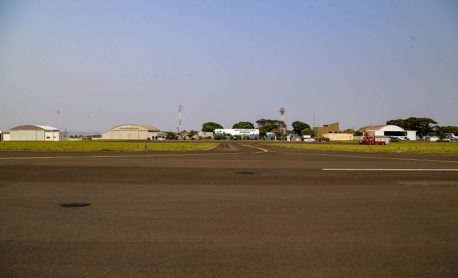 Quem precisa se deslocar entre Arapongas e Curitiba passou a contar com uma opção mais rápida e segura. O governador Carlos Massa Ratinho Junior confirmou nesta quarta-feira (30), no aeroporto municipal, a incorporação da cidade da Região Norte ao Voe Paraná, o maior programa de aviação regional do País. -  Arapongas, 30/09/2021  -  Foto Gilson Abreu/AEN